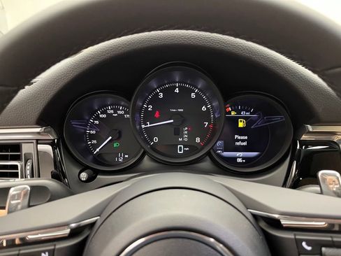 Certified 2025 Porsche Macan image 11