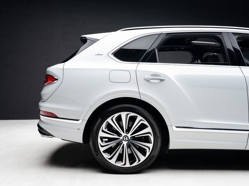 Used 2021 Bentley Bentayga AWD/4WD image 37