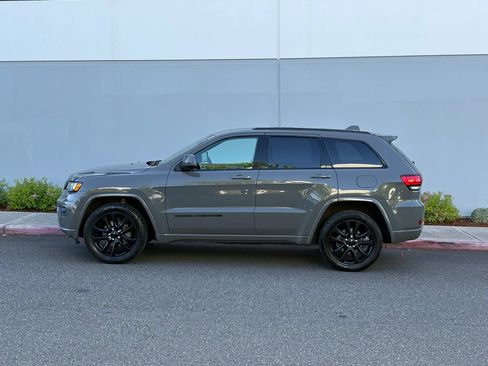 Used 2019 Jeep Grand Cherokee Altitude AWD/4WD image 3