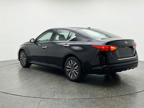 Used 2025 Nissan Altima 2.5 SV FWD image 6