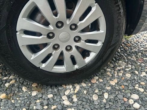 Used 2012 Kia Sedona LX image 11