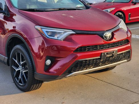 Used 2018 Toyota RAV4 SE image 7