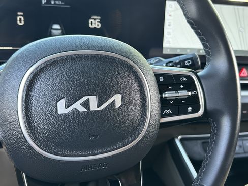 Used 2025 Kia Carnival FWD image 30