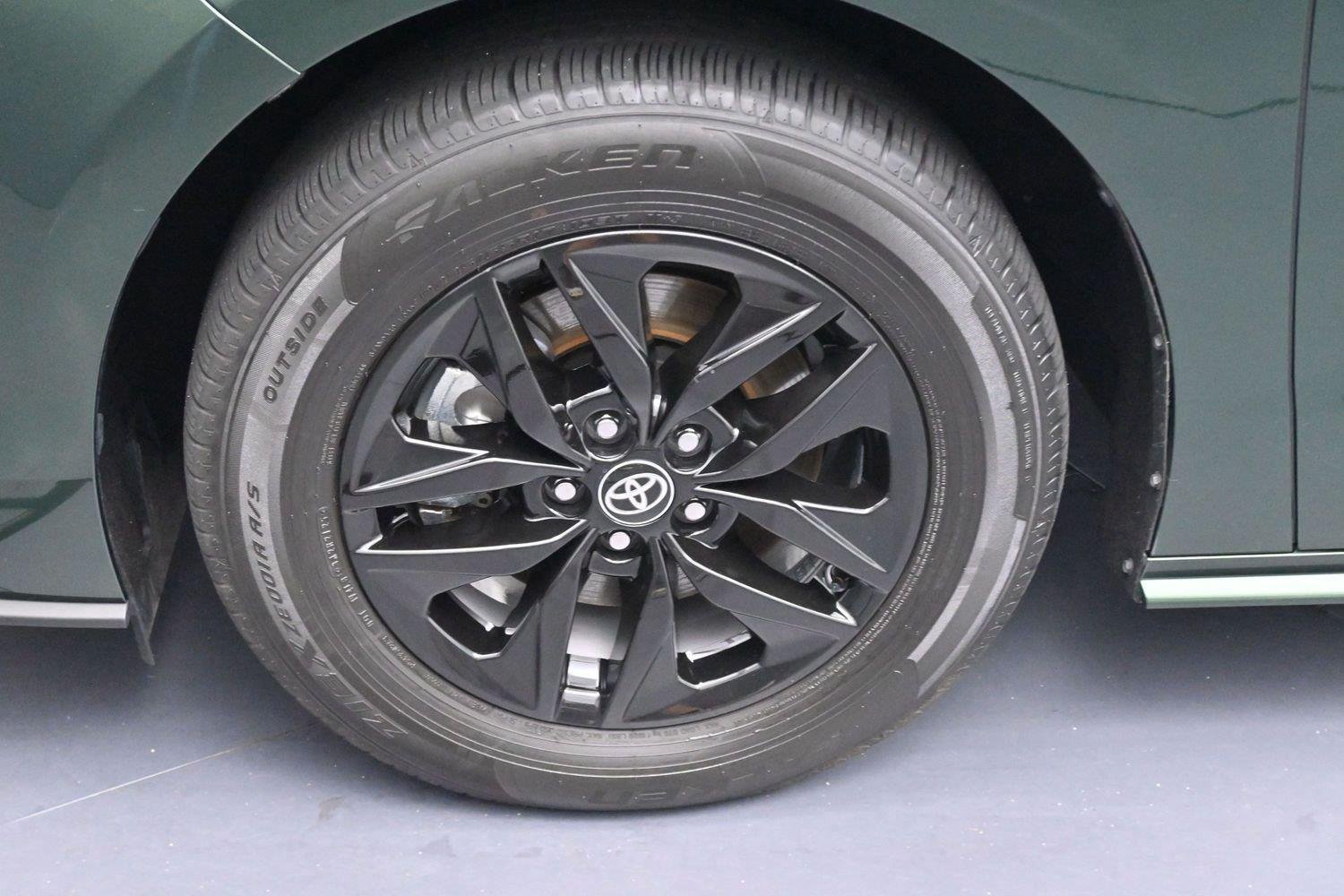 Used 2025 Toyota Sienna XLE FWD image 39