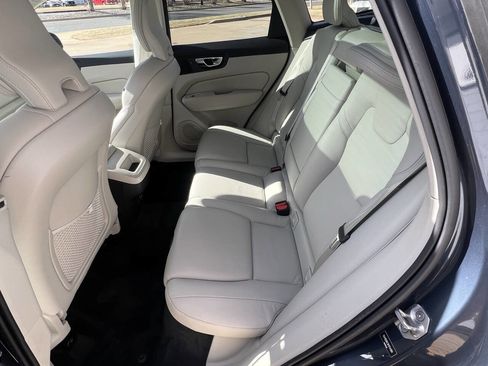 Used 2021 Volvo XC60 T5 Momentum w/ Premium Package image 27