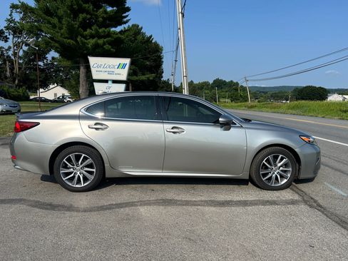 Used 2017 Lexus ES 300h FWD image 10