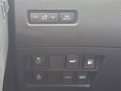 Used 2018 Nissan Rogue SV w/ Premium Package image 32