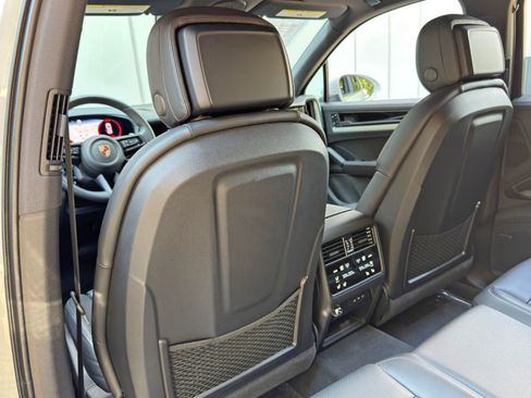 Used 2025 Porsche Cayenne w/ Premium Package Plus AWD/4WD image 38