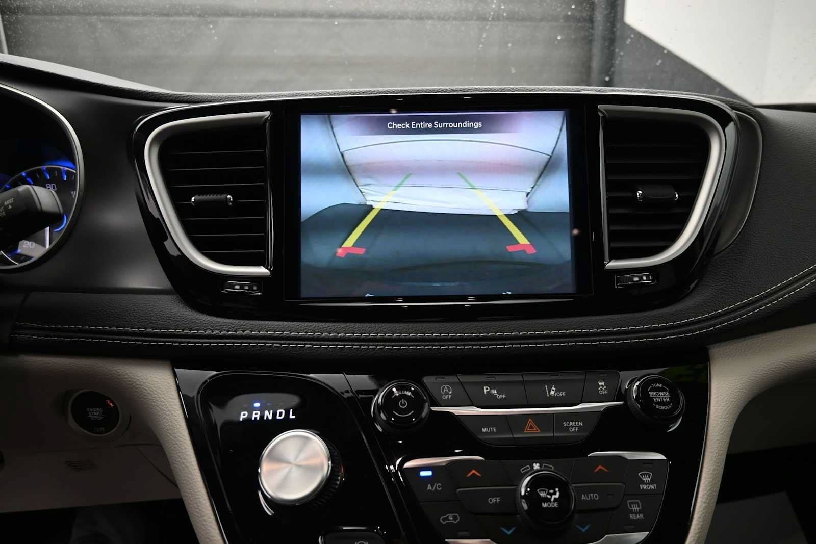 Used 2023 Chrysler Pacifica Touring-L AWD/4WD image 8