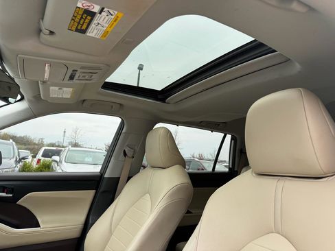 Used 2021 Toyota Highlander XLE image 11