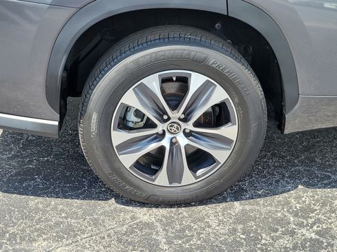 Used 2024 Toyota Highlander XLE FWD image 7