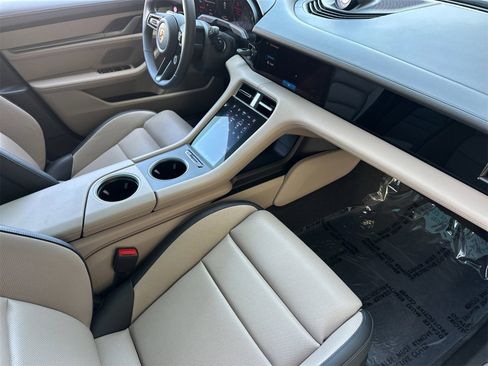 Used 2025 Porsche Taycan image 17