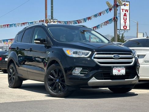 Used 2018 Ford Escape Titanium image 3