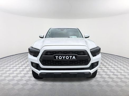 Used 2022 Toyota Tacoma SR5 w/ Technology Package RWD image 2