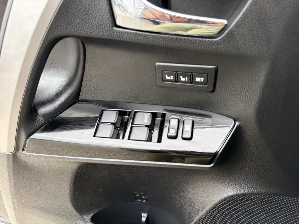 Used 2018 Toyota RAV4 Limited FWD image 23