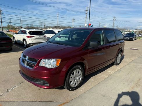 Used 2018 Dodge Grand Caravan SE w/ UConnect Hands-Free Group image 5