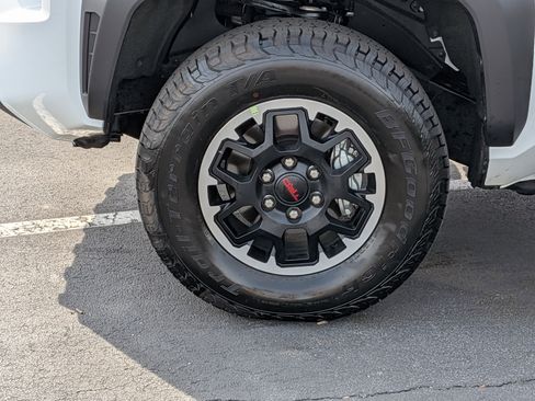 Used 2025 Toyota Tacoma TRD Off-Road AWD/4WD image 11