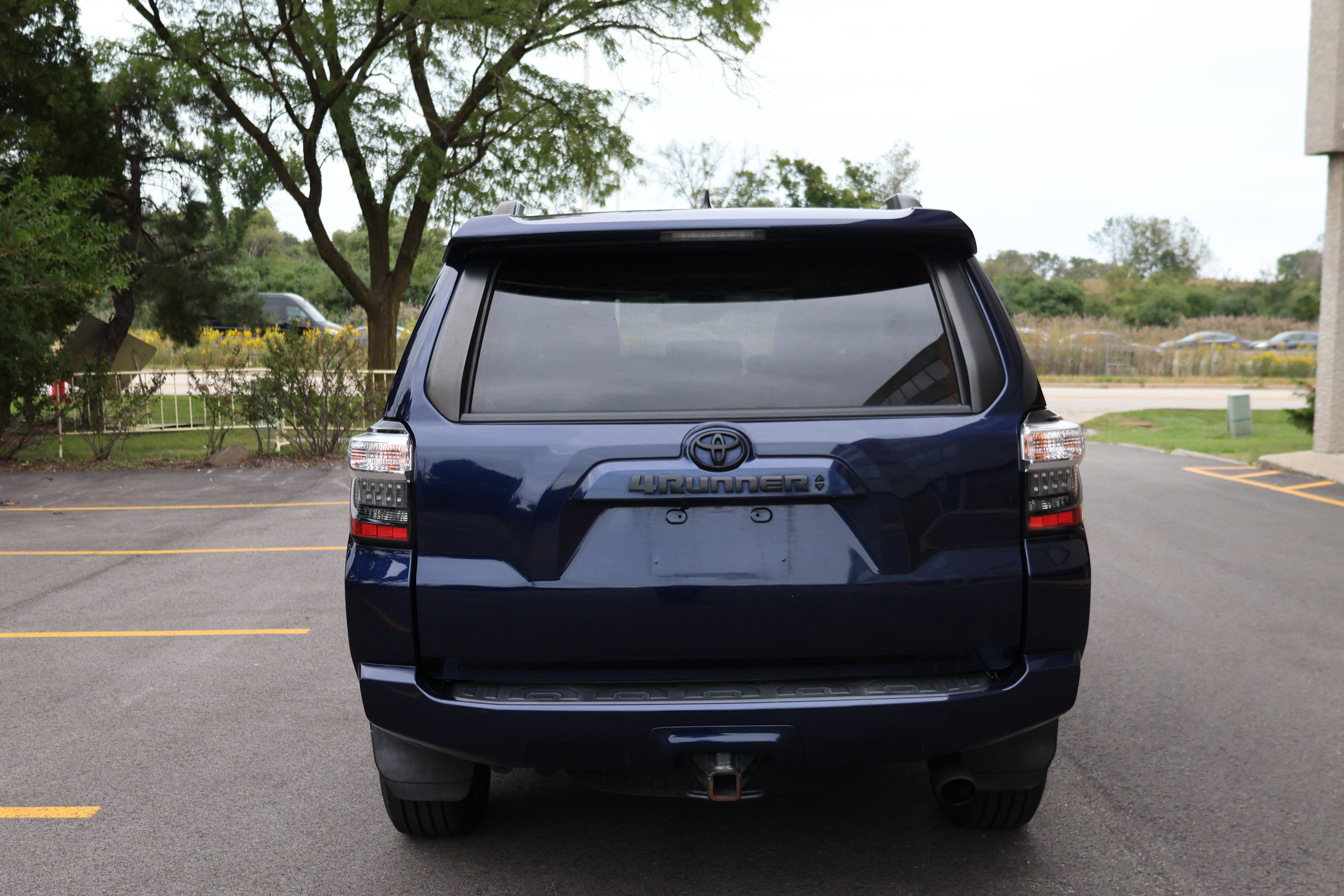 Used 2021 Toyota 4Runner SR5 Premium w/ Moonroof Package RWD image 4