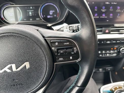 Used 2022 Kia Niro EX Premium w/ Cold Weather Package FWD image 23