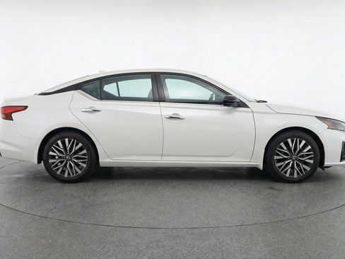 Used 2025 Nissan Altima 2.5 SV FWD image 11