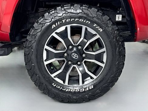 Used 2022 Toyota Tacoma TRD Sport w/ TRD Premium Sport Package AWD/4WD image 9