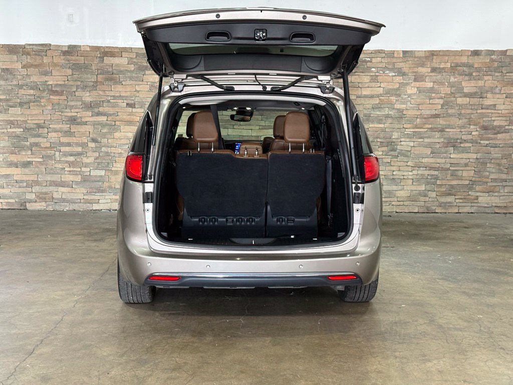 Used 2017 Chrysler Pacifica Limited w/ UConnect Theater Package FWD image 8