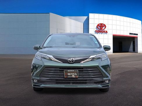 Used 2026 Toyota Sienna XLE FWD image 4