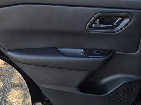 Used 2025 Nissan Rogue S image 10