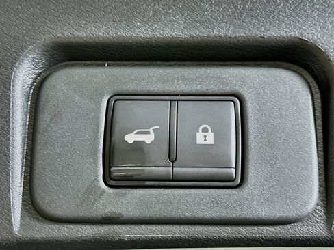 Used 2025 Nissan Rogue SV AWD/4WD image 28