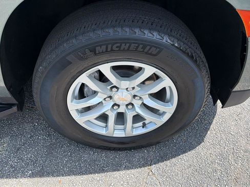 Used 2024 Chevrolet Suburban LT RWD image 43