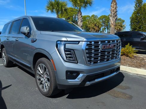 Used 2025 GMC Yukon XL Denali w/ Sun & Power Step Package image 2