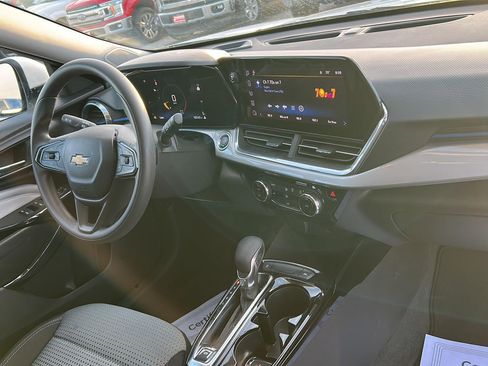 Used 2025 Chevrolet Trax LT image 13