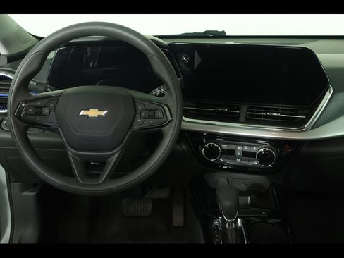 Certified 2025 Chevrolet Trax LT FWD image 13