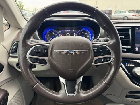 Used 2018 Chrysler Pacifica Touring-L Plus w/ Advanced Safetytec Group FWD image 7