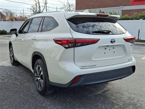 Certified 2021 Toyota Highlander XLE image 4