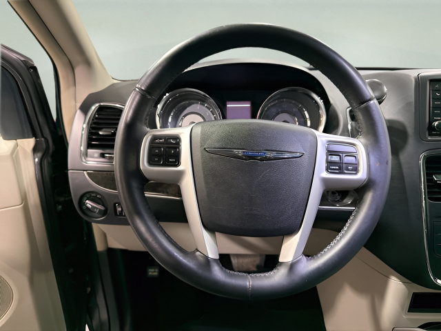 Used 2015 Chrysler Town & Country Touring FWD image 15