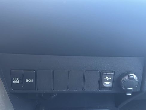 Used 2013 Toyota RAV4 XLE AWD/4WD image 17