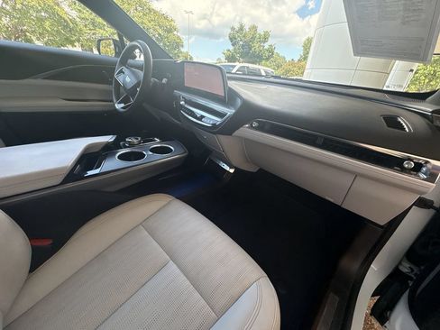 Certified 2024 Cadillac Lyriq Luxury AWD/4WD image 30