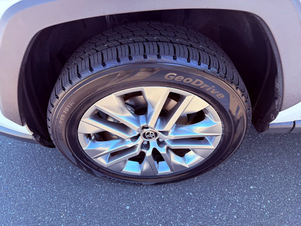 Used 2021 Toyota RAV4 XLE Premium FWD image 16