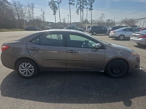 Used 2018 Toyota Corolla LE image 4