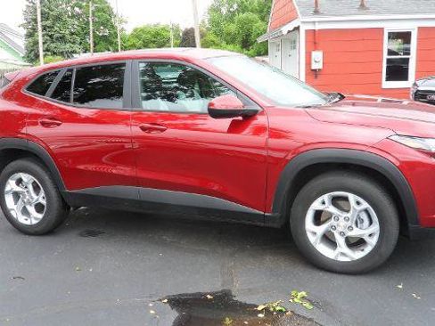 Used 2024 Chevrolet Trax LS w/ LS Convenience Package FWD image 1