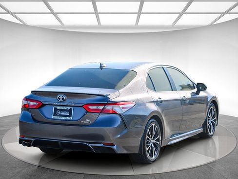 Used 2020 Toyota Camry SE w/ Sunroof Package image 4