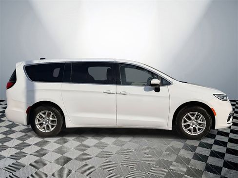 Used 2023 Chrysler Pacifica Touring-L image 6