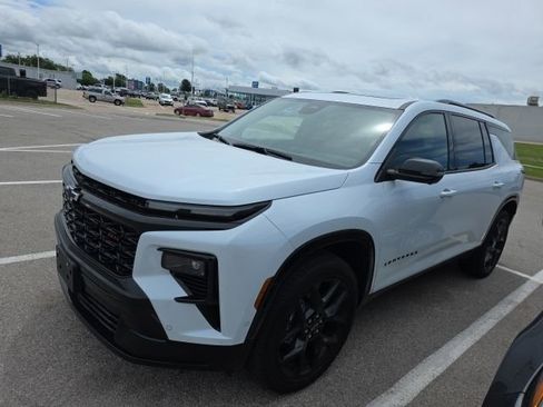 Used 2026 Chevrolet Traverse RS FWD image 2
