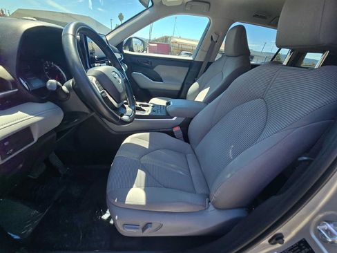 Used 2022 Toyota Highlander LE AWD/4WD image 22
