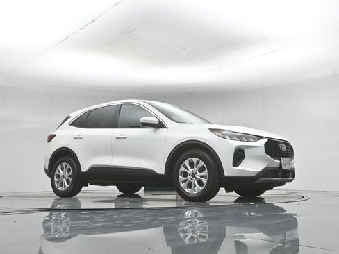 Used 2023 Ford Escape Active w/ Tech Pack #2 FWD image 3