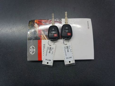 Used 2017 Toyota Tacoma TRD Sport w/ Tow Package image 15