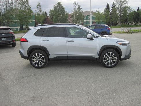 Used 2023 Toyota Corolla Cross XLE AWD/4WD image 4