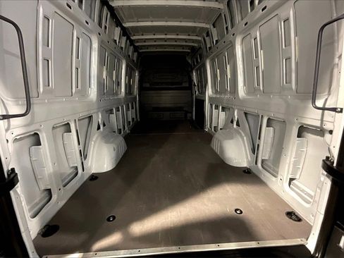 Used 2025 Mercedes-Benz Sprinter 2500 image 18