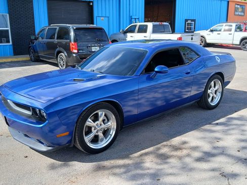Used 2012 Dodge Challenger R/T image 2